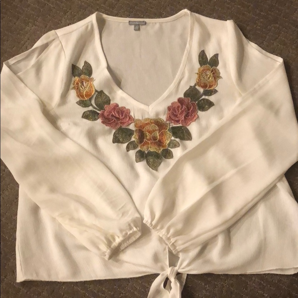 Flower blouse with peekaboo sleeves